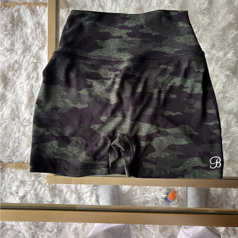 Bombshell sportswear High-Waist green Camo Women’s Athletic Shorts size medium